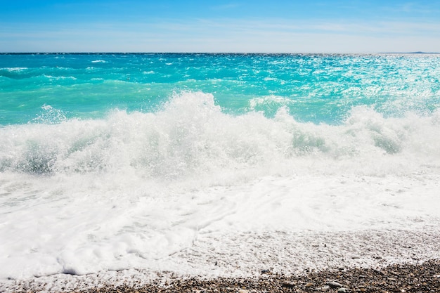 Belle mer aux eaux turquoises. Côte d'azur à Nice, France.