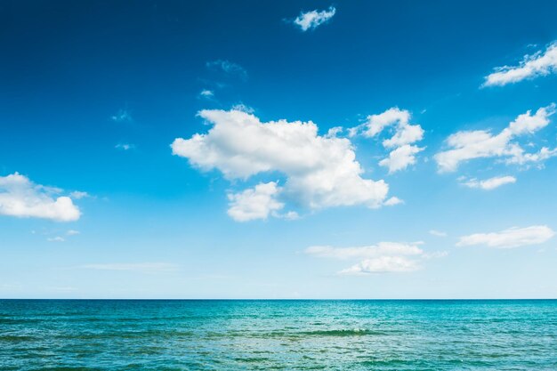 Belle mer bleue et ciel bleu avec des nuages. Île de Crète, Grèce.