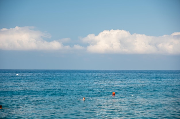 Belle mer bleue et le ciel