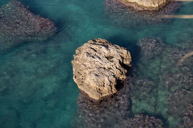 Belle mer bleue et rochers