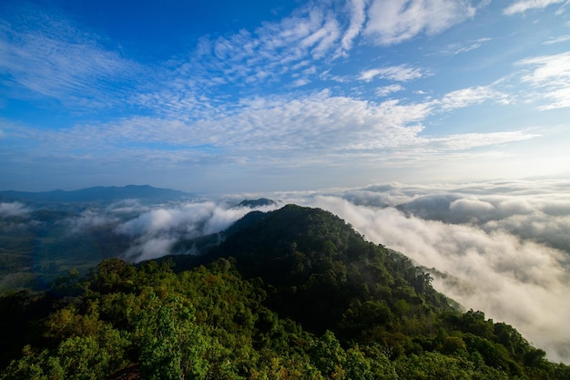 Belle mer de brume et vue sur le lever du soleil depuis le point de vue d'Aiyoeweng Province de Yala