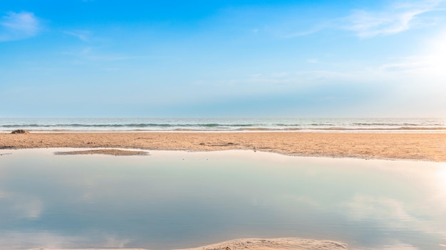 Belle mer calme avec ciel bleu vif et réflexion sur l'eau