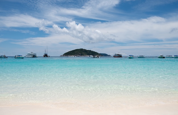 Belle mer claire avec bateau à similan