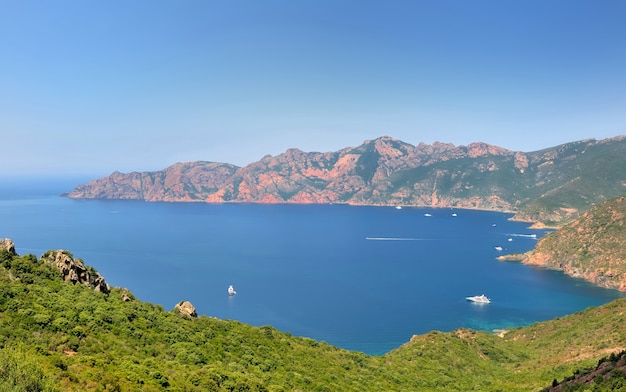 Belle mer et côte de l'île de Corse dans le ciel bleu Europeunder