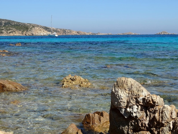 Une belle mer cristalline et une plage sur l'île de Sardaigne