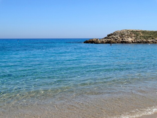 Une belle mer cristalline et une plage en Sardaigne, en Italie