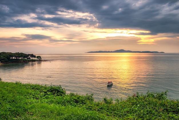 Belle mer dorée au coucher du soleil