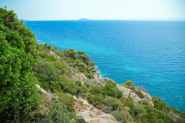 Une belle mer en grèce sur fond de nature