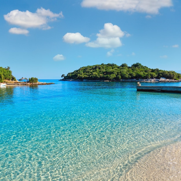 Belle mer Ionienne avec de l'eau turquoise claire et vue sur la côte d'été le matin depuis la plage de Ksamil Albanie