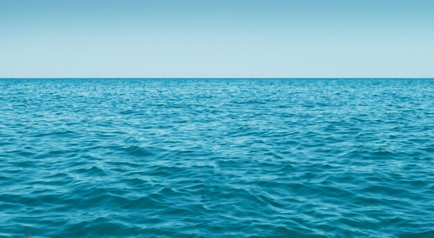 Une belle mer longue avec de petites vagues et un ciel bleu