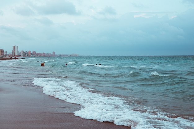 Belle mer méditerranée avec des vagues