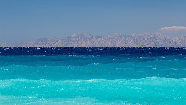 Belle Mer Et Montagnes Sur Le Fond