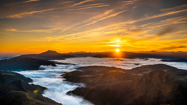 Belle mer de nuages entre le mont Larrun et la ville de Lesaka à l'aube. pays Basque