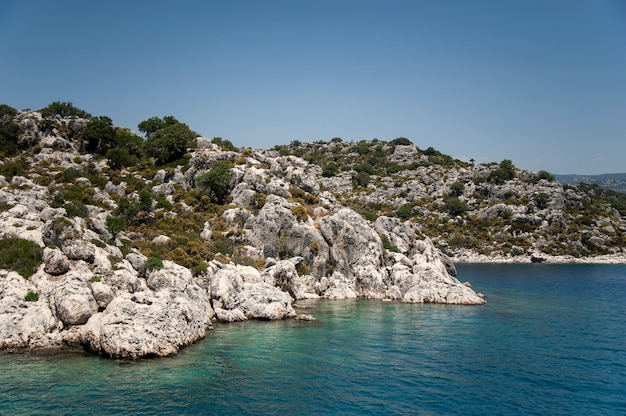 Belle mer près d'une côte rocheuse