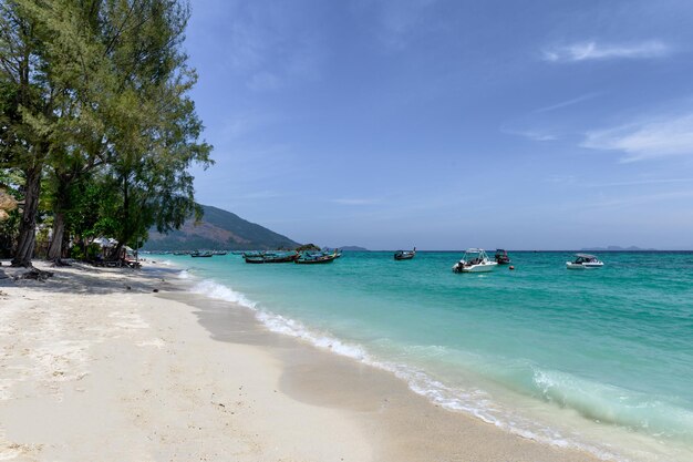 Belle mer tropicale avec bateau en bois et ciel bleu sur l'île de lipe