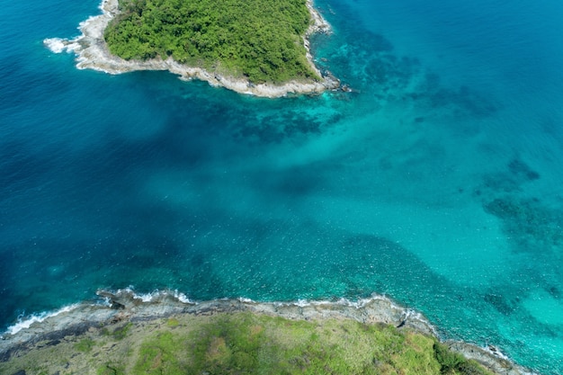 Belle mer tropicale, coup de drone aérien d&#39;une petite île verte sur la mer