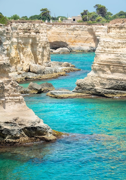 Belle mer turquoise avec cheminées et côte rocheuse
