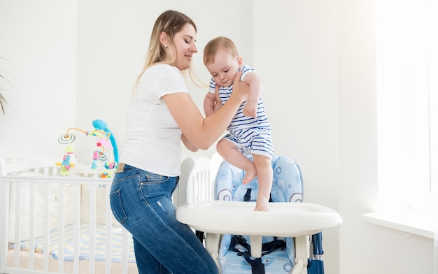 Belle Mère Assise Son Petit Garçon Dans Une Chaise Haute