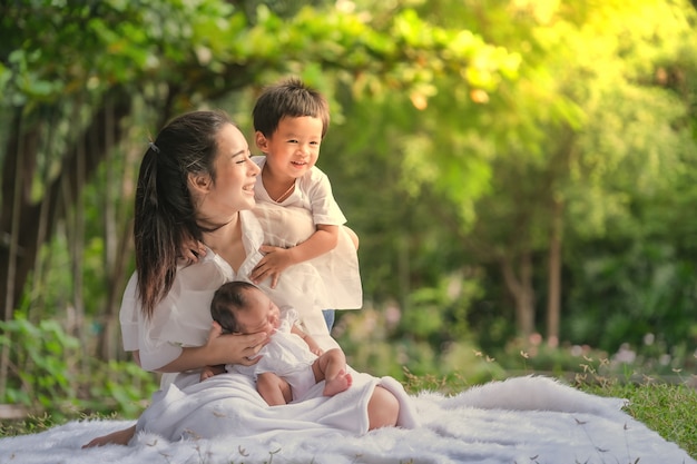 Belle mère et bébé famille dans un parc asiatique