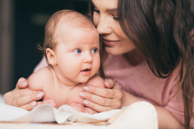 Belle mère embrassant sa petite fille