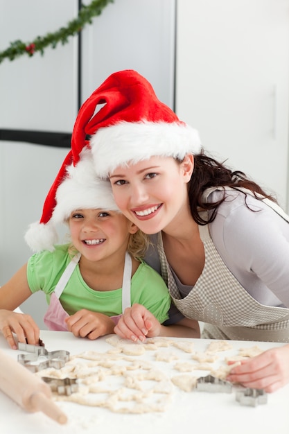 Belle mère et fille cuisine des biscuits de Noël