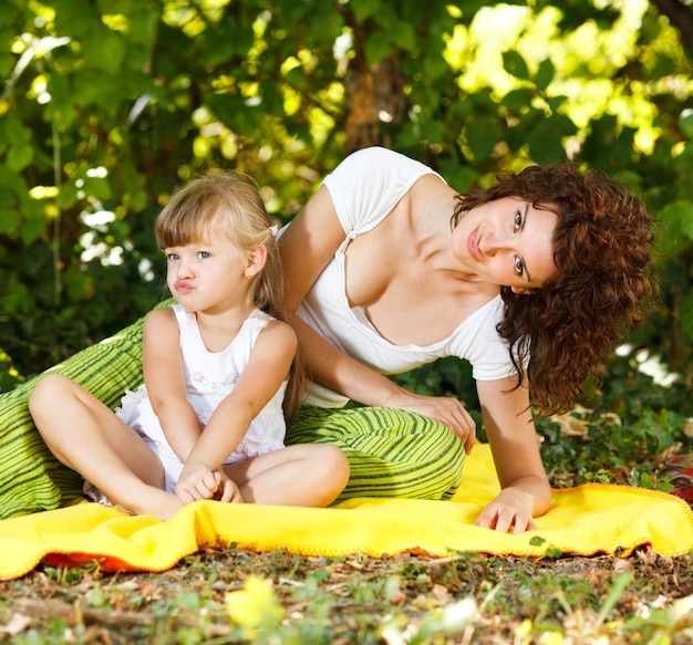 Belle mère et fille faisant une drôle de tête