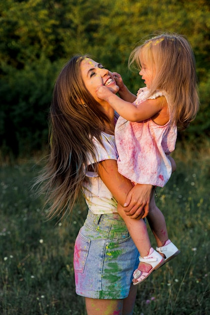 Belle mère et fille jouant ensemble