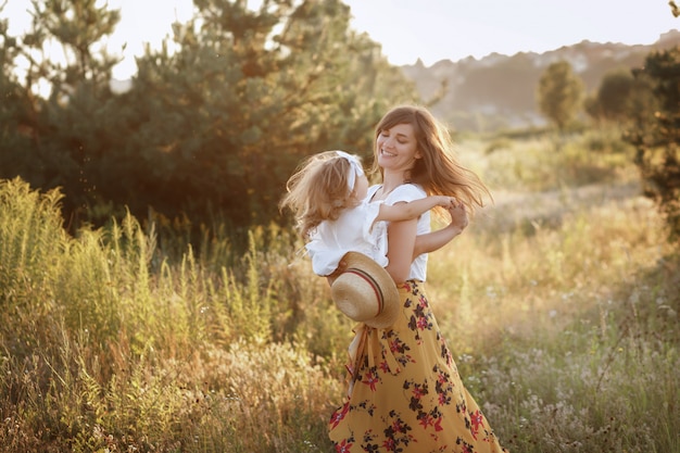 Belle mère et fille jouant sur le terrain