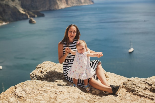 Belle mère et fille sur la montagne