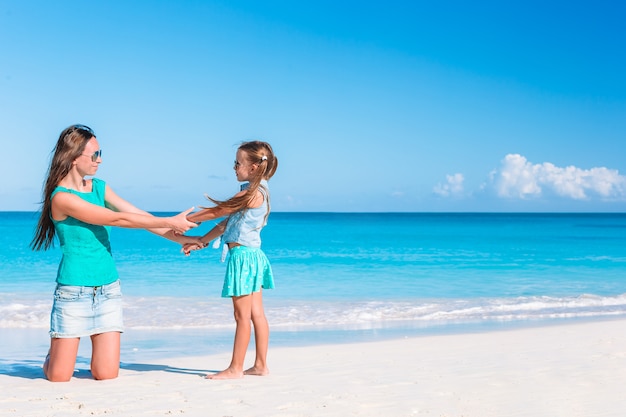 Belle mère et fille sur la plage des Caraïbes, profitant des vacances d'été.