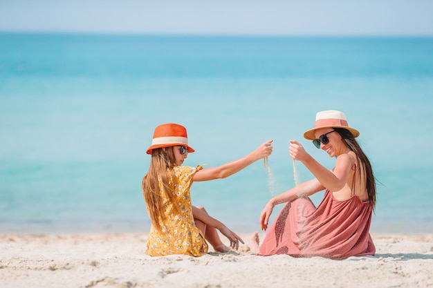 Belle mère et fille sur la plage des Caraïbes, profitant des vacances d'été.