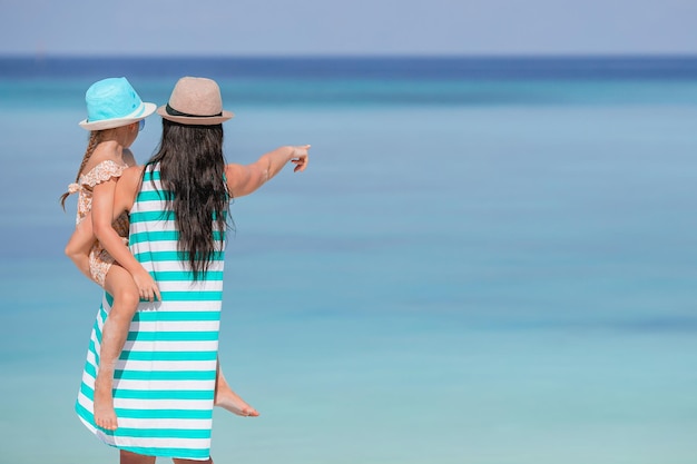 Belle mère et fille à la plage des Caraïbes profitant des vacances d'été