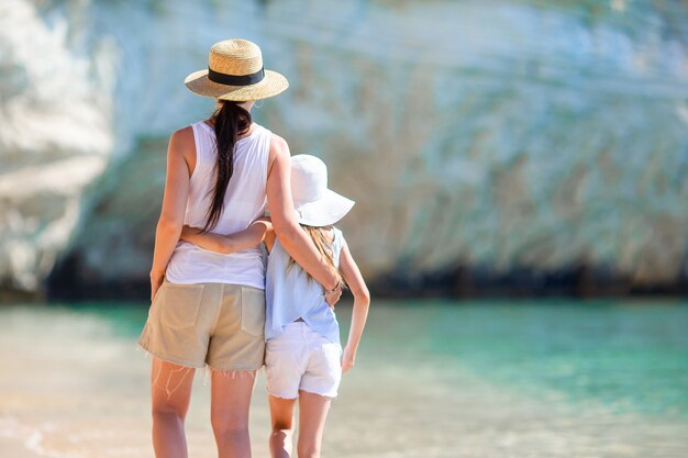 Belle mère et fille sur la plage des Caraïbes