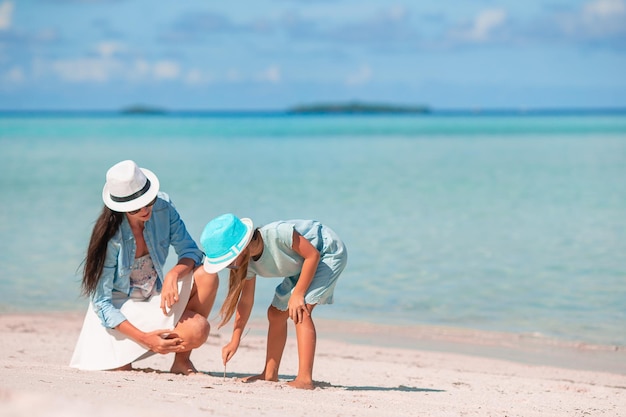 Belle mère et fille sur la plage des Caraïbes