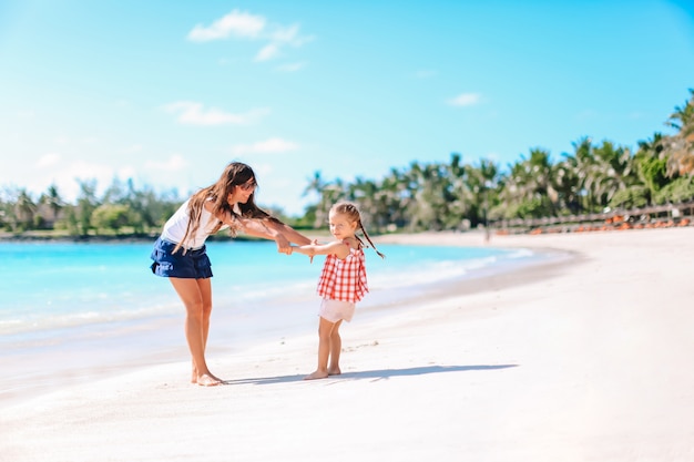 Belle mère et fille sur la plage, profitant des vacances d'été.