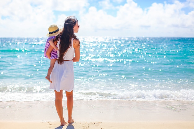 Belle Mère Et Fille Sur La Plage, Profitant Des Vacances D'été.