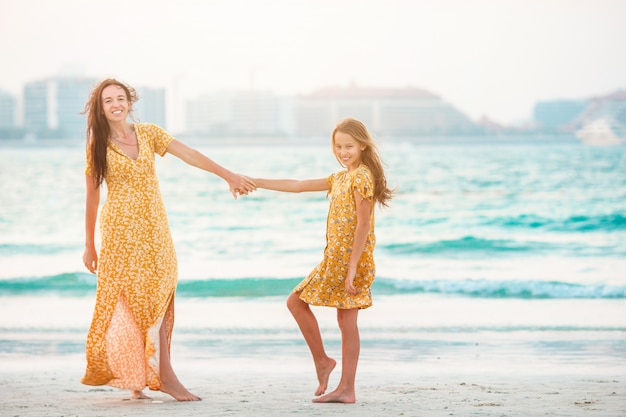 Belle mère et fille à la plage, profitant des vacances d'été.