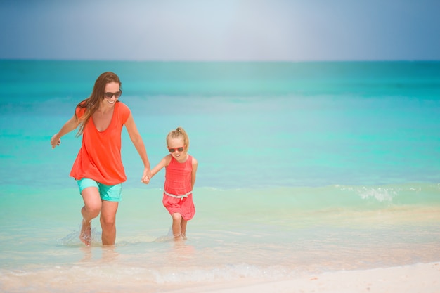 Belle mère et fille à la plage, profitant des vacances d'été.