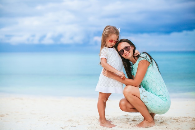 Belle mère et fille à la plage, profitant des vacances d'été