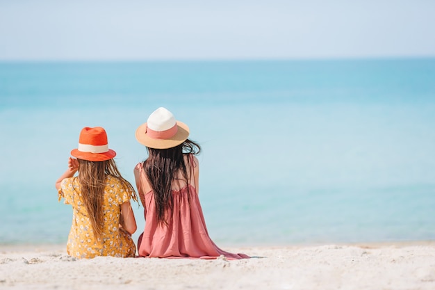 Belle mère et fille sur la plage