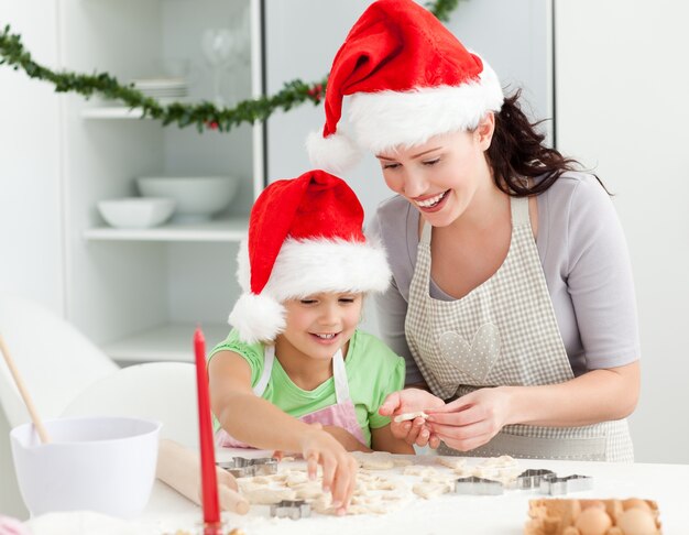 Belle mère et fille préparant des biscuits de Noël