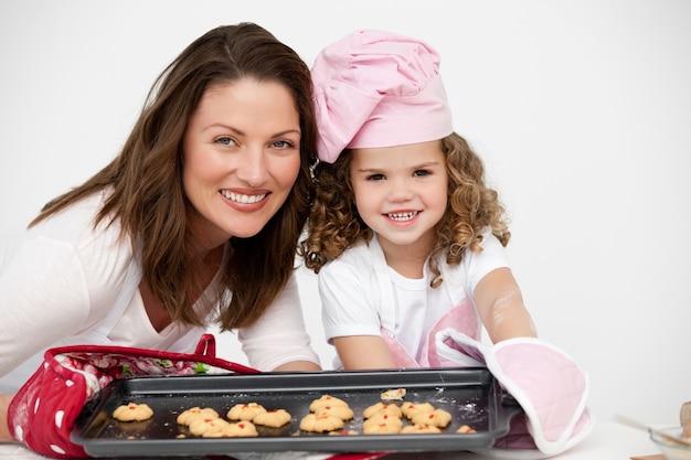 Belle mère et fille tenant une assiette avec des biscuits