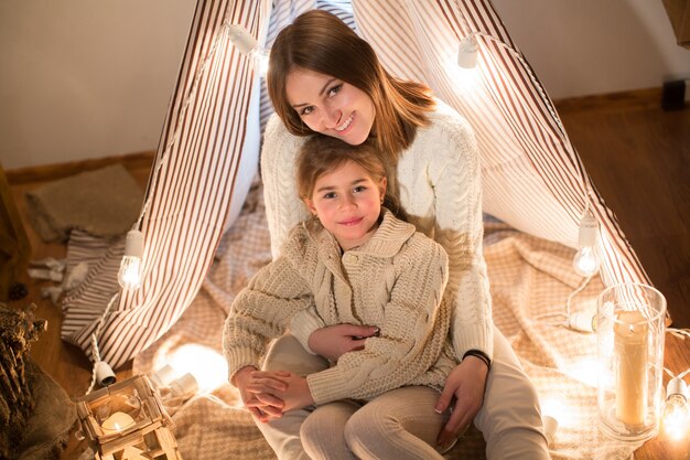 Belle mère et fille, la veille de Noël, assises dans l'intérieur confortable. Nouvelle année.