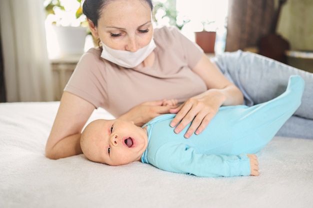 Belle mère avec un masque avec son bébé