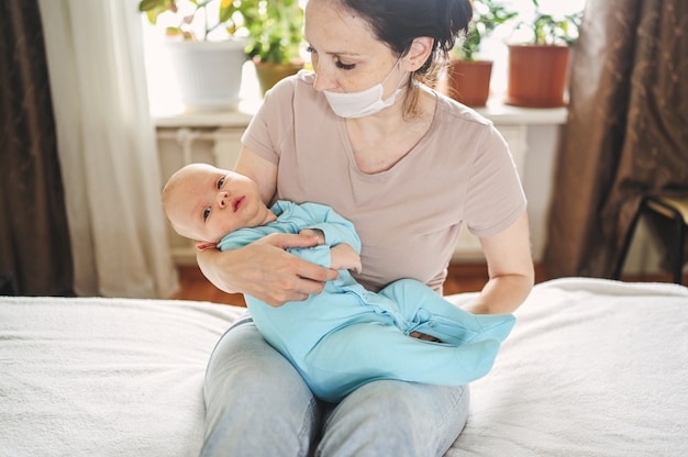 Belle mère avec un masque avec son bébé