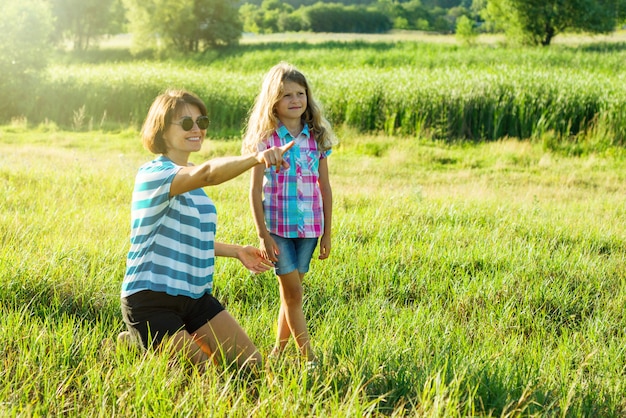 Belle mère en plein air avec fille