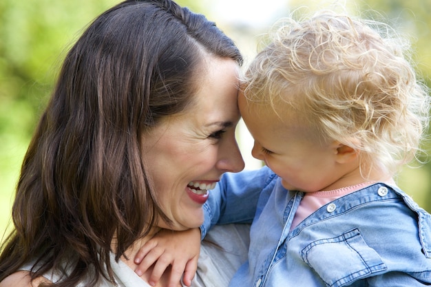 Belle mère en riant avec bébé