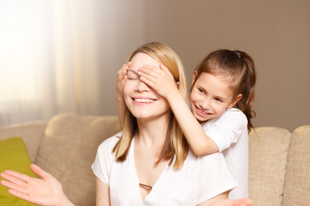 Belle mère et sa petite fille sourient