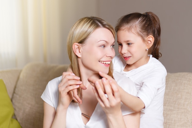 Belle mère et sa petite fille sourient