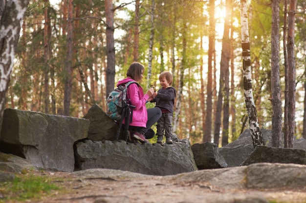 Belle mère et son fils mignon marchant dans le parc